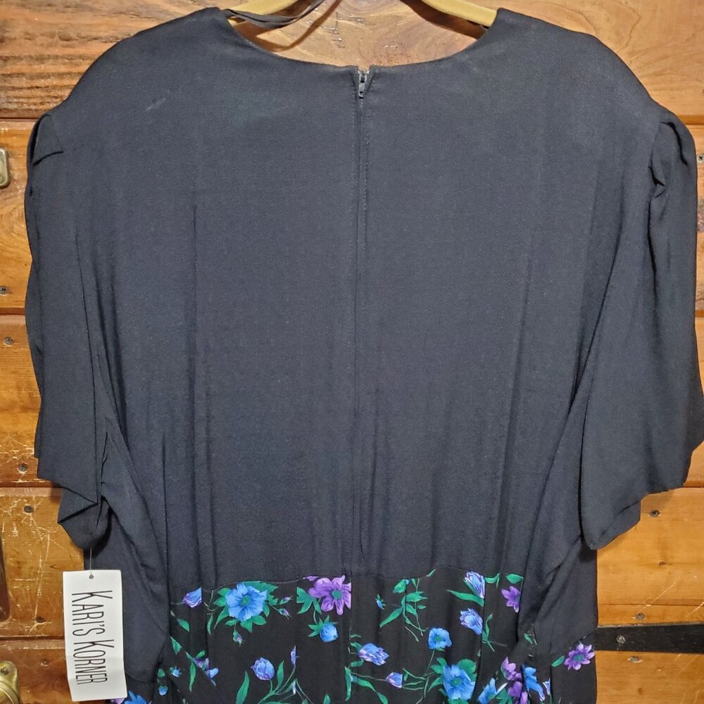 Woman's Plus Size Black Flower Dress - Picture 6 of 9